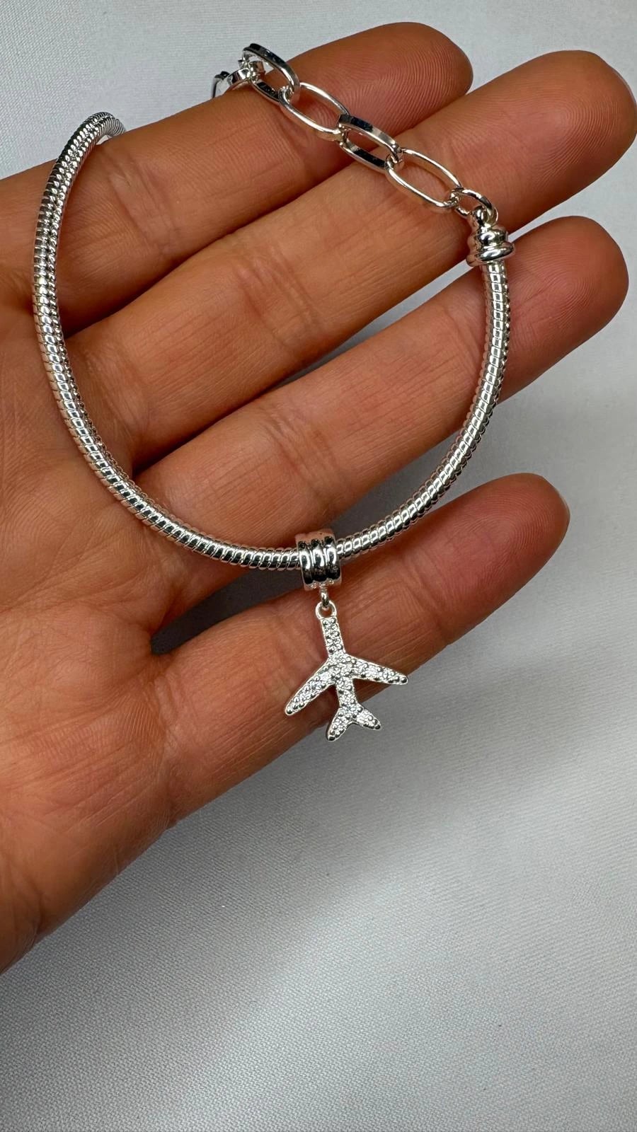 Dije Charm Avión en Plata y Cubic